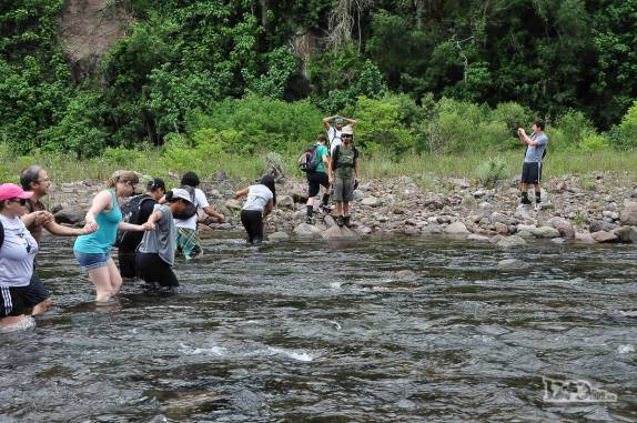 A primeira de muitas travessias de rio na trilha do Rio do Boi, em Praia Grande, em Santa Catarina